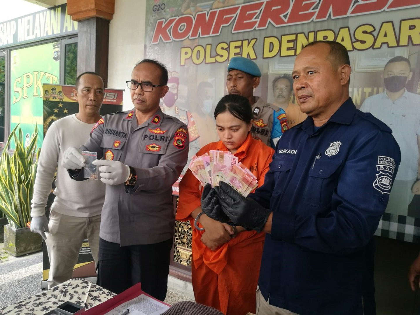 Pakai Jasa Tukang Kunci Panggilan, Cewek Cantik Gasak Emas di Kamar Kos